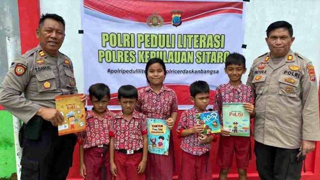 Polres Kepulauan Sitaro membagikan buku untuk para pelajar di Kabupaten Sitaro.