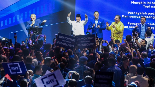 Ketua Majelis Tinggi Partai Demokrat Susilo Bambang Yudhoyono bernyanyi bersama Bacapres Koalisi Indonesia Maju Prabowo Subianto pada Rapimnas Partai Demokrat di JCC Senayan, Jakarta, Kamis (21/9/2023). Foto: Galih Pradipta/ANTARA FOTO