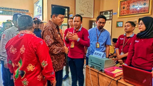 Pj Bupati Kobar H Budi Santosa saat meninjau loket pembayaran pajak daerah Perumda BPR Marunting Sejahtera di kantor Camat Pangkalan Lada, Kamis (21/9/2023). Foto: Lukman Hakim/InfoPBUN
