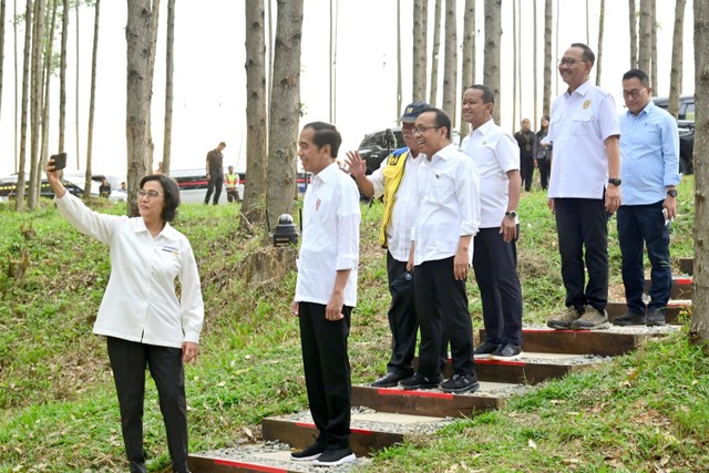 Presiden Joko Widodo menikmati pemandangan IKN dari atas bukit, Jumat (22/9/2023). Foto: Muchlis Jr/Biro Pers Sekretariat Presiden