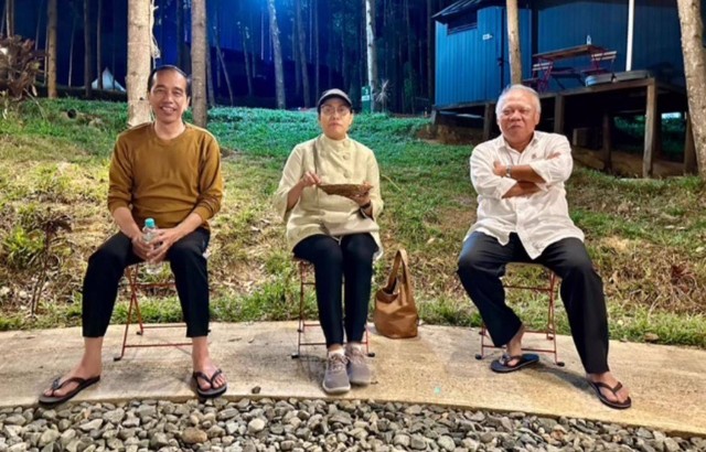 Presiden Jokowi, Menteri Keuangan Sri Mulyani, dan Menteri PUPR Basuki Hadimuljono kamping di IKN. Foto: Instagram/@smindrawati.