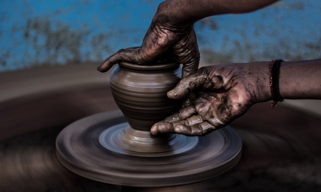 Ilustrasi Cara Membuat Kerajinan Berbasis Media Campuran, Foto Unsplash/SwapnIl Dwivedi