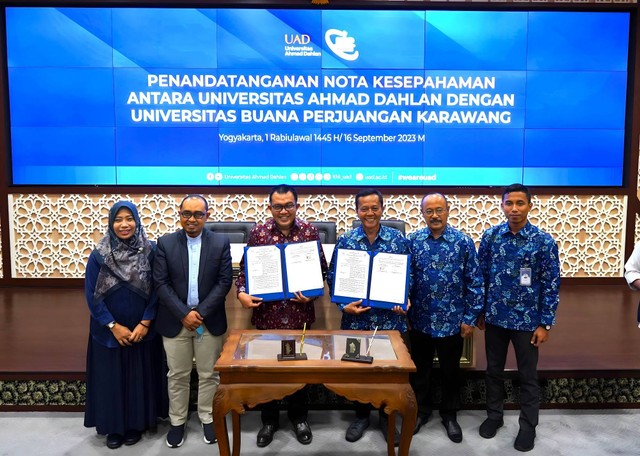 Penandatanganan Nota Kesepahaman antara Universitas Ahmad Dahlan (UAD) dengan UBP Karawang (Dok. Humas dan Protokol UAD)