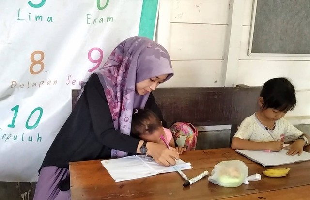 Puput Asmarita mengajar anak-anak Batin Sembilan di Sekolah Besamo yang terletak di sudut Hutan Harapan, Jambi. (Foto: Sobar Alfahri)