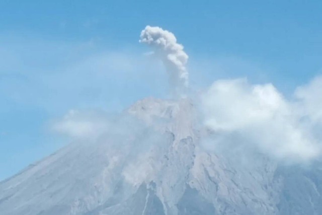 PVMBG merekam aktivitas erupsi yang terjadi di Gunung Semeru, Provinsi Jawa Timur, Jumat (22/9/2023). Foto: PVMBG/HO/Antara