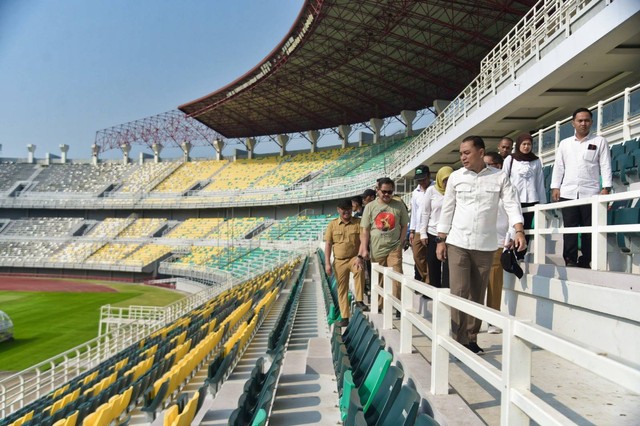 Walkot Surabaya Eri Cahyadi sidak memantau persiapan Stadion Gelora Bung Tomo menjelang Piala Dunia U-17, Senin (18/9). Foto: Pemkot Surabaya