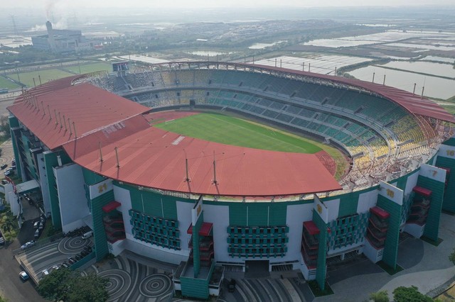 Persiapan Stadion Gelora Bung Tomo menjelang Piala Dunia U-17, Senin (18/9). Foto: Pemkot Surabaya