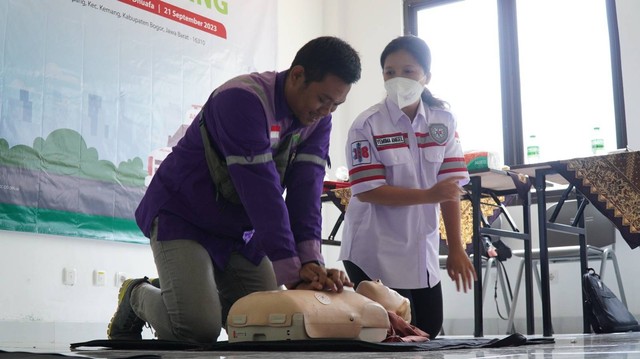 Layanan Kesehatan Cuma-Cuma (LKC) Pusat melalui tim Respon Darurat Kesehatan (RDK) menggelar pelatihan bertajuk Defensive Driving, Driving to Save Lives di Zona Madina, Parung, (21/09).