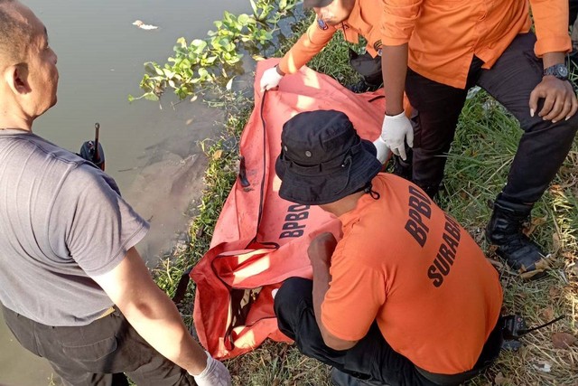 Gilang (25) pria asal Nganjuk yang sempat dikabarkan hilang dan meninggalkan motornya di pinggir Sungai Karah, Jalan Gunungsari, Surabaya ditemukan tewas mengapung di sungai Jalan Joyoboyo, Kecamatan Wonokromo, Surabaya pada Jumat (22/9/2023). Foto: BPBD Surabaya