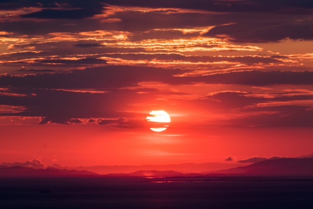 Caption tentang sunset, foto hanya ilustrasi: Unsplash/Jason Blackeye