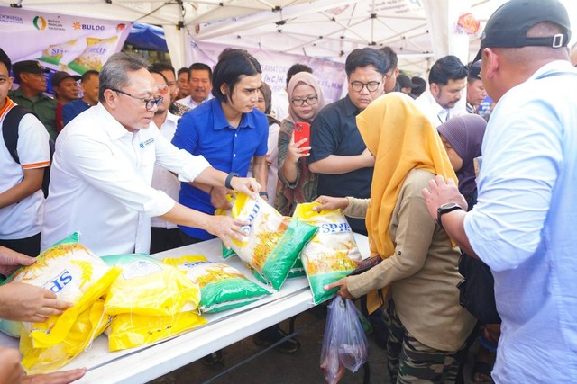 Mendag Zulkifli Hasan tinjau Pasar Natar, Lampung Selatan, Lampung. Foto: Kemendag.