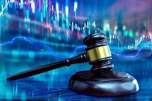 Judicial gavel and trading chart. Jurisprudence and Stock exchanges concept. Sumber foto : shutterstock