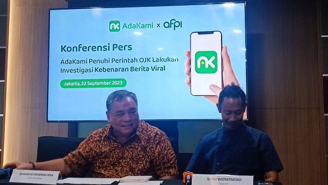 Direktur Utama AdaKami Bernardino Moningka Vega (kiri) dan Sekjen Asosiasi Fintech Pendanaan Bersama Indonesia (kanan) Sunu Widyatmoko (kanan). Foto: Ghinaa Rahmatika/kumparan