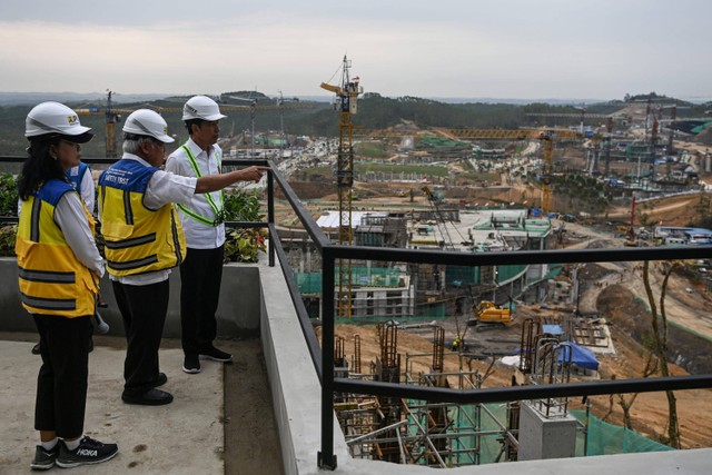 Presiden Joko Widodo meninjau perkembangan pembangunan Kantor Presiden di Ibu Kota Nusantara (IKN), Penajam Paser Utara, Kalimantan Timur, Jumat (22/9/2023). Foto: Sigid Kurniawan/ANTARA FOTO