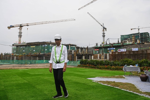 Presiden Joko Widodo berdiri dengan latar belakang pembangunan Istana Negara, Ibu Kota Nusantara (IKN), Penajam Paser Utara, Kalimantan Timur, Jumat (22/9/2023). Foto: Sigid Kurniawan/ANTARA FOTO