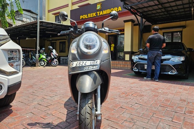 Barang bukti pelaku begal ditangkap yang Polsek Tambora. Foto: Polsek Tambora