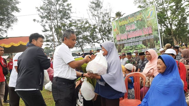 PTPN XIII Serahkan Paket Sembako. Foto: Dok. PTPN XIII