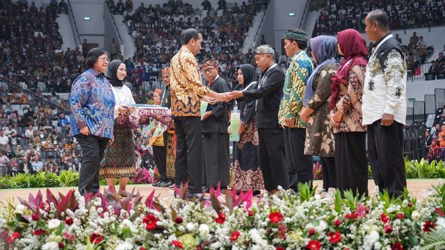 Presiden Jokowi membagikan SK Perhutanan Sosial dalam Festival LIKE di Indonesia Arena GBK, Jakarta (dok. Kementerian LHK)