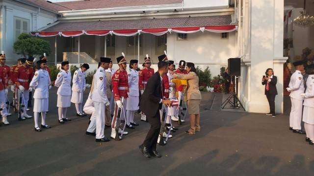 Tim Paskibraka Indonesia Jaya yang bertugas di upacara penurunan bendera. Foto: Nadia Riso/kumparan