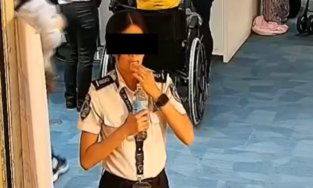 Petugas keamanan Bandara Ninoy Aquino, FIlipina, tertangkap layar CCTV menelan gulungan uang USD 300 yang diduga dicuri dari penumpang. Foto: Tangkapan Layar Youtube