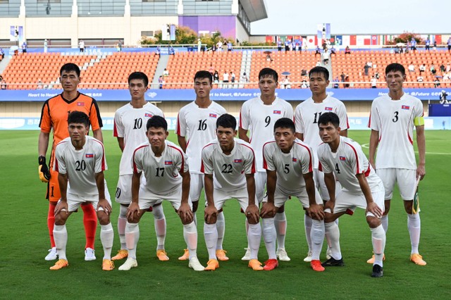 Pemain Timnas Korea Utara saat berlaga di Asian Games 2022 Hangzhou. Foto: Hector RETAMAL / AFP