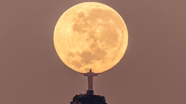 Patung Yesus Christ the Redeemer dan Bulan Purnama. Foto: Instagram/@leosens