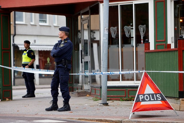 Petugas polisi mengamankan area di luar sebuah restoran menyusul penembakan di Sandviken, Swedia timur, Jumat (22/9/2023). Foto: Kantor Berita TT/Henrik Hansson melalui REUTERS