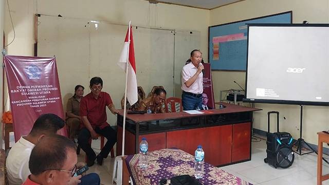 Anggota DPRD Provinsi Sulawesi Utara, Toni Supit, saat melakukan sosialisasi Ranperda di Kabupaten Kepulauan Sangihe.