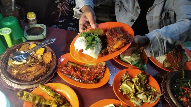 Makanan yang dihidangkan di Warung Mas Bro, Kota Jambi. (Foto: Sobar Alfahri)