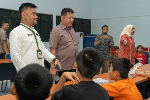 Dinsos Kota Medan membawa 15 anak yang diduga dieksploitasi oleh panti asuhan yang tak berizin di Medan Tuntungan, Kota Medan. Foto: Dok. Pemkot Medan