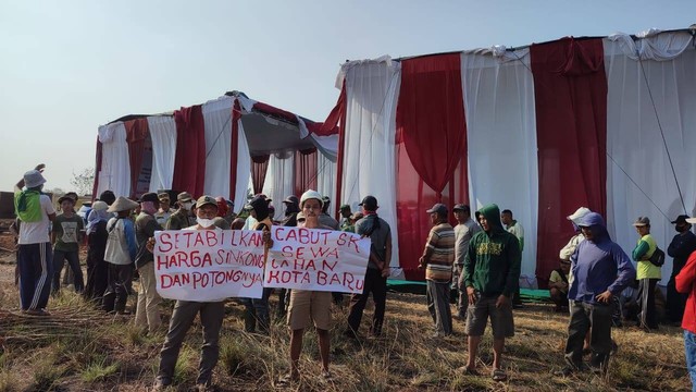 Sejumlah petani menyampaikan aspirasi penolakan sewa lahan saat Gubernur Lampung Arinal Djunaidi mengunjungi Kota Baru. | Foto : Dok. LBH Bandar Lampung