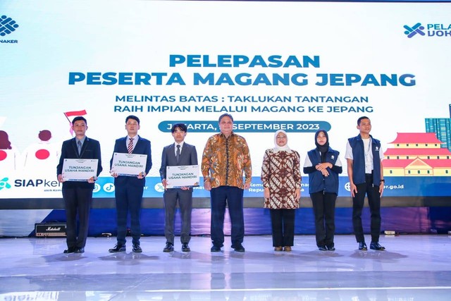 Menko Perekonomian Airlangga Hartarto dan Menaker Ida Fauziyah melepas 2 ribu peserta magang kerja ke Jepang. Foto: Dok. Kemnaker