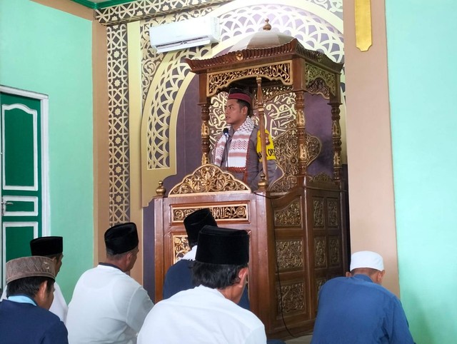 Wakapolres Sekadau menjadi khatib salat Jumat di Masjid Asyakirin Desa Seraras. Foto: Dok. Polres Sekadau