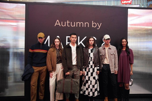 Peragaan koleksi terbaru Marks & Spencer, Autumn, di pop-up store M&S East Mall Atrium Grand Indonesia, Jakarta, Selasa (19/9/2023). Foto: Dok. Marks & Spencer