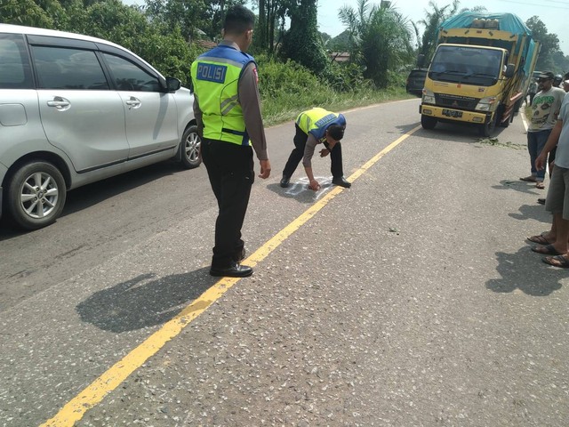 Satlantas Polres Sekadau melakukan olah TKP kecelakaan di Jalan Sekadau-Sanggau kilometer 8, Desa Ensalang. Foto: Dok. Polres Sekadau