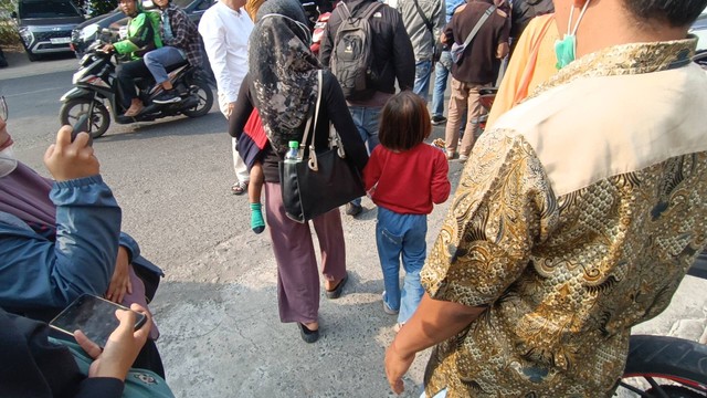 SAH (baju merah), siswi kelas 2 SD Negeri 236 Gresik yang dicolok tusuk bakso oleh seniornya usai menjalani pemeriksaan matanya di Surabaya Eye Clinic pada Jumat (22/9/2023). Foto: Farusma Okta Verdian/kumparan