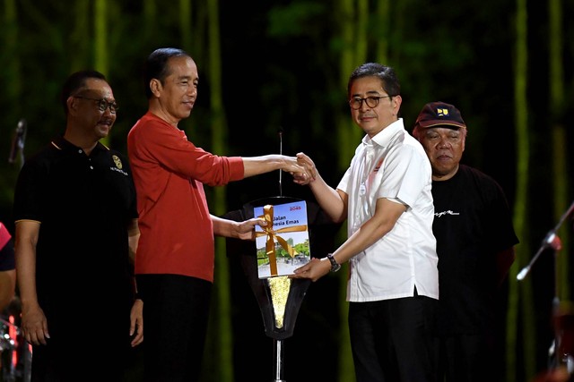 Presiden Jokowi (kedua kiri) menerima Peta Jalan (Roadmap) Indonesia Emas 2045 dari Ketua Umum Kadin Indonesia Arsjad Rasjid (tengah) dalam Malam Apresiasi Nusantara di Penajam Paser Utara, Kalimantan Timur, Kamis (22/9/2023). Foto: Sigid Kurniawan/ANTARA FOTO