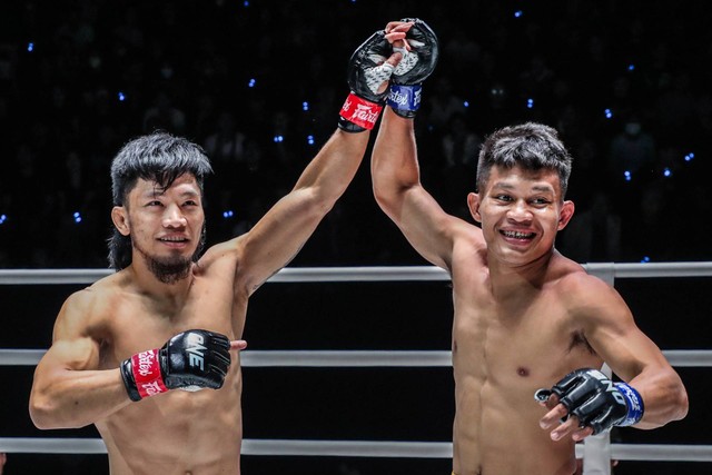 Lito Adiwang (kiri) berhasil mengalahkan Adrian Mattheis dalam 23 detik dalam laga MMA di ONE Friday Fights 34 pada Jumat (22/9/2023) di Lumpinee Boxing Stadium di Bangkok, Thailand. Foto: ONE Championship