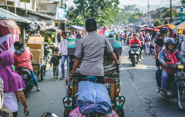 Ilustrasi Mengapa Norma Diperlukan dalam Masyarakat. Sumber Unsplash/Fikri Rasyid