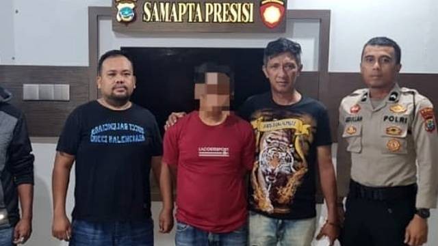 Pelaku penggelapan mobil saat ditangkap polisi.