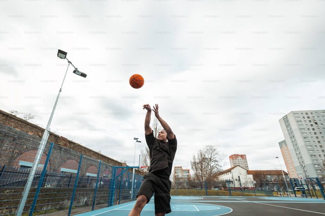 Bagaimana Cara Melempar Dalam Bola Basket. Foto: Unsplash/Unsplash+In collaboration with Arthur Edelmans.