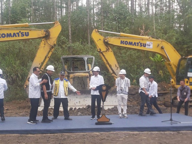 Presiden Jokowi di groundbreaking pembangunan Hotel Vasanta di IKN. Foto: Nadia Riso/kumparan