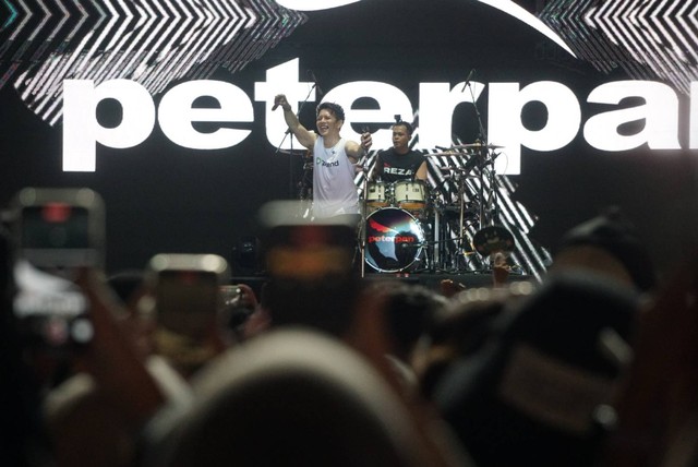 Grup musik pop Noah tampil dengan format yang berbeda saat manggung di Pestapora, Jakarta, Sabtu (23/9). Foto: Iqbal Firdaus/kumparan