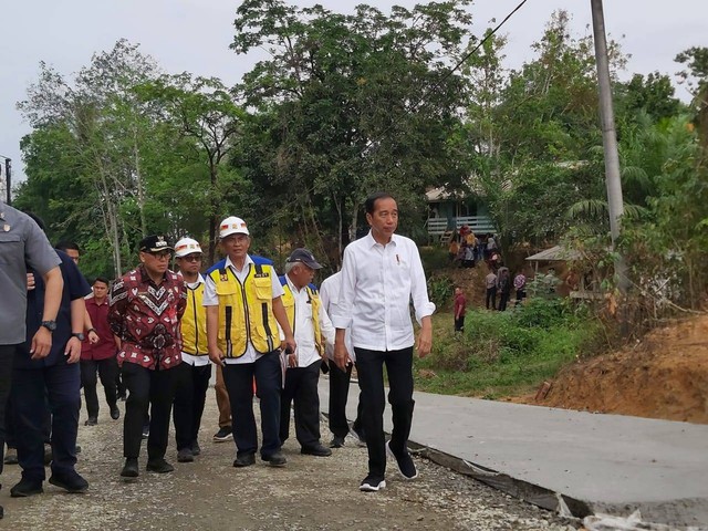 Presiden Jokowi meninjau perbaikan jalan daerah di Desa Argo Mulyo, Sepaku, Kalimantan Timur. Foto: Nadia Riso/kumparan
