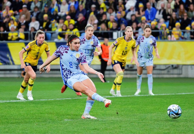 Mariona Caldentey dari Spanyol mencetak gol ketiga mereka dari titik penalti dalam laga UEFA Women's Nations League, Grup D, Swedia v Spanyol, Gamla Ullevi, Gothenburg, Swedia, 22 September 2023. Foto: Adam Ihse/Kantor Berita TT melalui REUTERS