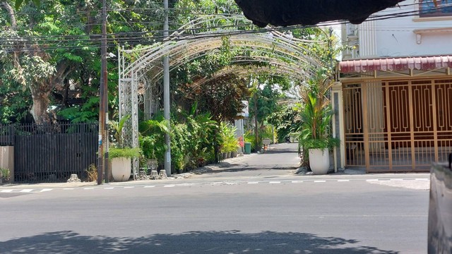 Suasana di Jalan Kutai Utara Nomor 1, Kelurahan Sumber, Kecamatan Banjarsari, Solo, jelang PSI Serahkan KTA ke Kaesang. Foto: Dok. Istimewa