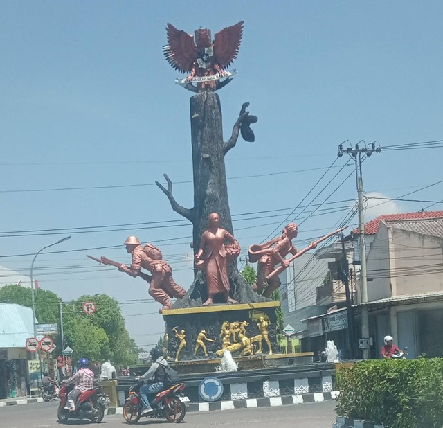 Pengendara memutari bundaran Tugu Pancasila Blora saat siang hari. (Foto: Sugie Rusyono)