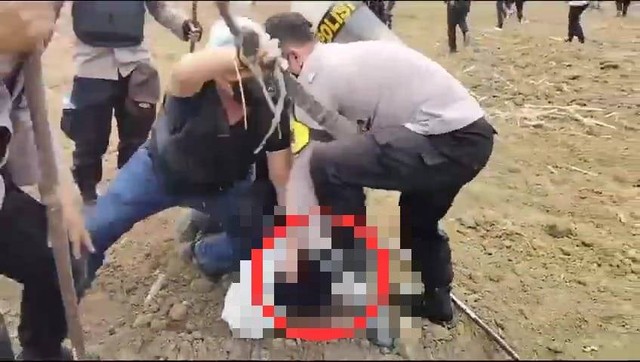 Anggota polisi injak kepala warga saat eksekusi lahan di PT Bumi Sentosa Abadi (BSA). | Foto: Istimewa