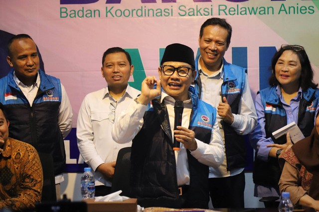 Bacawapres Koalisi Perubahan Muhaimin Iskandar berikan sambutan di Posko Nasional Relawan Anies Baswedan di Ruko Pejaten Office Park, Pasar Minggu, Jakarta Selatan, Sabtu (23/9/2023). Foto: Jamal Ramadhan/kumparan