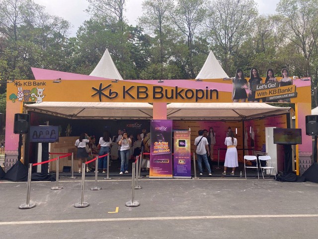 Booth Bank KB Bukopin di SMTOWN LIVE